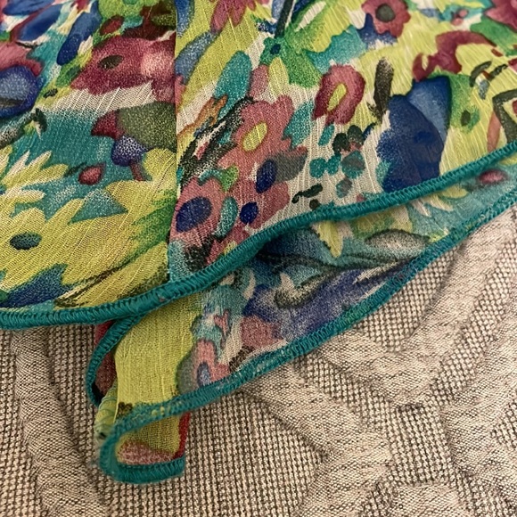 Spring Fling Top 🌷 - Picture 4 of 5